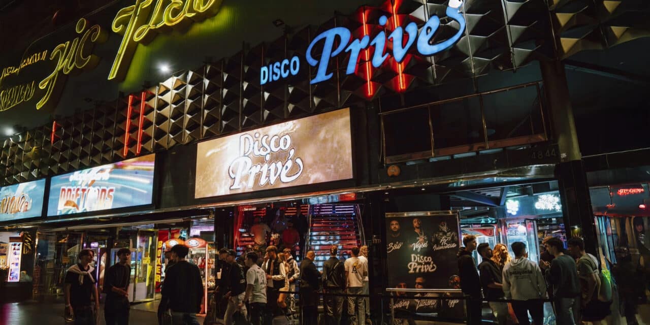 Abifahrt nach Lloret de Mar vor der Disco Prive auf der Partymeile